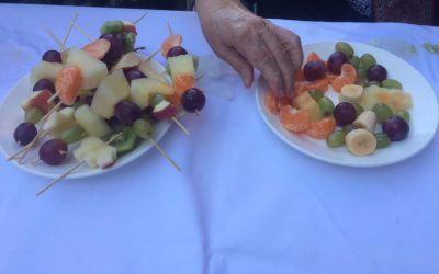 Taller de brochetas de frutas: Comida saludable en residencias de ancianos en sevilla